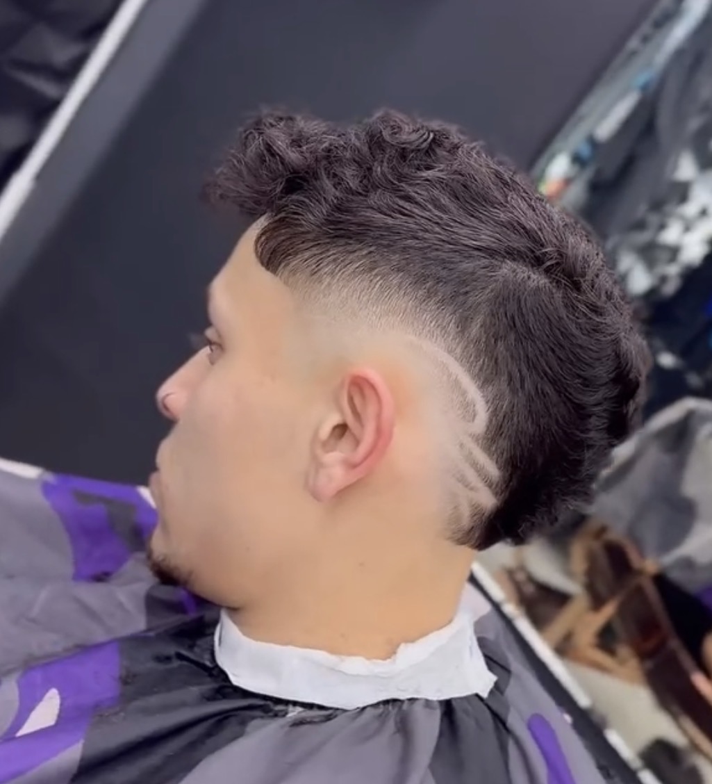 Mid fade rizado en Castle Barber Vitoria-Gasteiz
